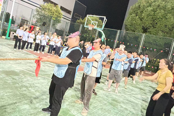 奇億金屬趣味運(yùn)動(dòng)會(huì)拔河比賽現(xiàn)場特寫