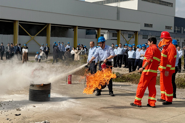 奇億金屬公司員工使用滅火器進(jìn)行滅火實(shí)操現(xiàn)場